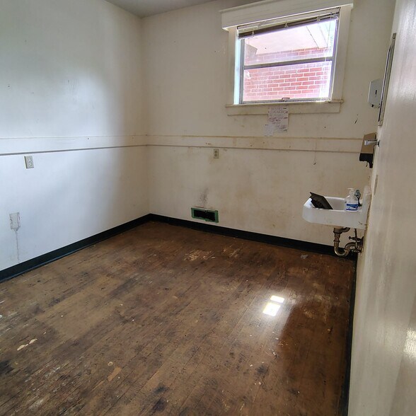 More Photos Of 102 Market St, Timmonsville Medical For Sale