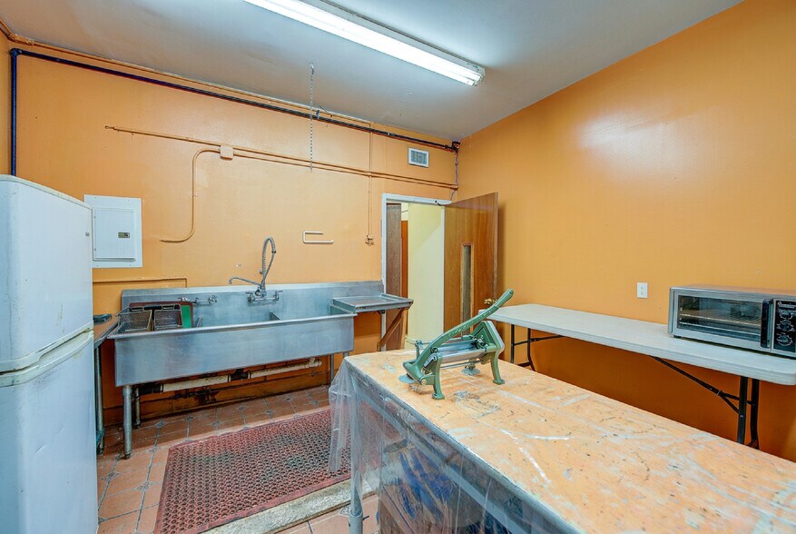 More Photos Of 139 Amboy St, Brooklyn Religious Facility For Lease