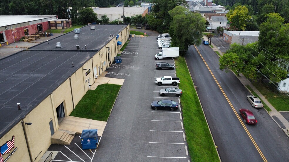 More Photos Of 533 Davisville Rd, Willow Grove Warehouse For Lease