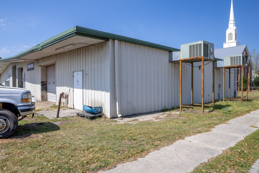 More Photos Of 24 N Ingold Ave, Garland Freestanding For Sale
