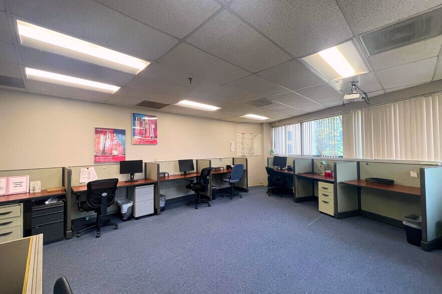 More Photos Of 135 Research Dr, Milford Warehouse For Lease