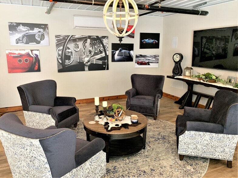 More Photos Of 2108-2260 Ferry Rd, Naperville Showroom For Sale