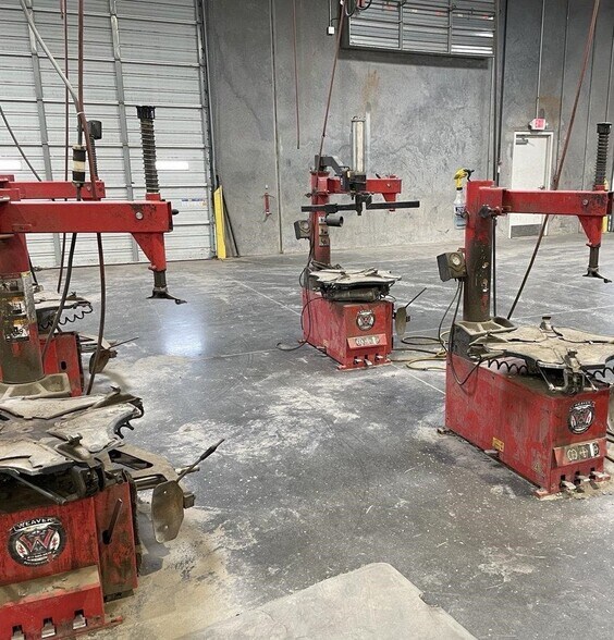 More Photos Of 6800 S Interstate Highway 45, Wilmer Showroom For Lease