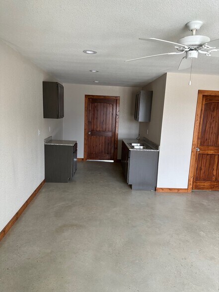 More Photos Of 3984 Old Lorena, Lorena Flex For Lease