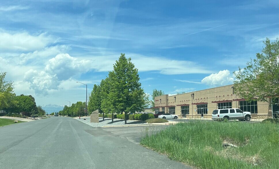 More Photos Of 3763 Imperial St, Frederick Showroom For Sale