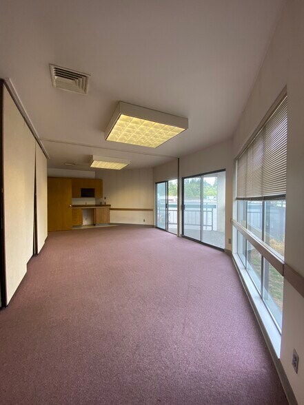 More Photos Of 6225 SE Lake Rd, Portland Office For Sale
