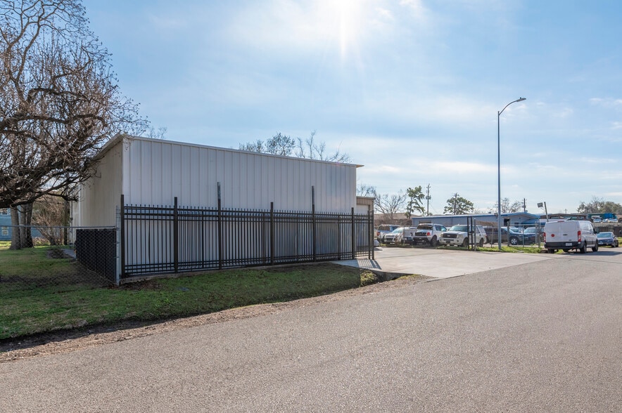 More Photos Of 7414 Domino Ln, Houston Light Distribution For Sale