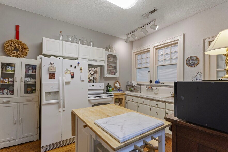 More Photos Of 310 S Clinton Ave, Dunn Medical For Sale