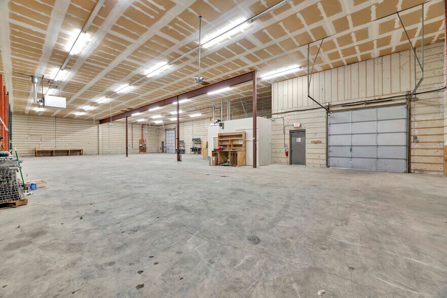 More Photos Of 4 Lewis Cir, Wilmington Warehouse For Lease