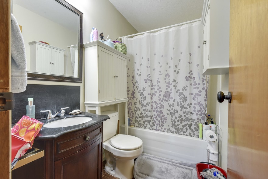 More Photos Of 9103 Glover Rd, Langley Storefront Retail Residential For Lease