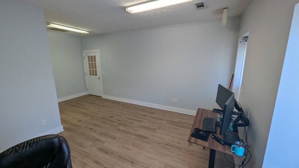 More Photos Of 1975 Mall Blvd, Auburn Warehouse For Lease