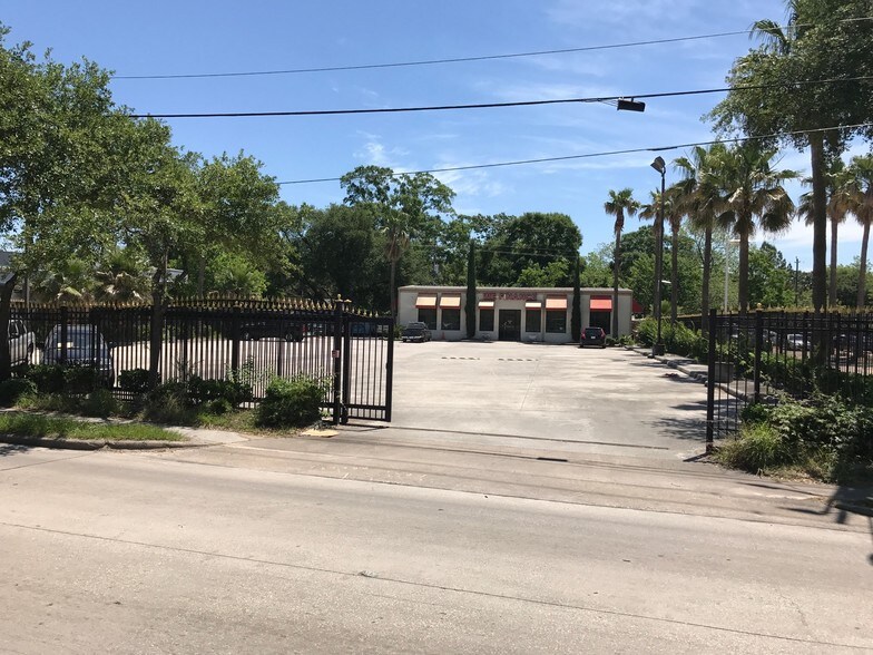 More Photos Of 8939 Long Point Rd, Houston Freestanding For Lease