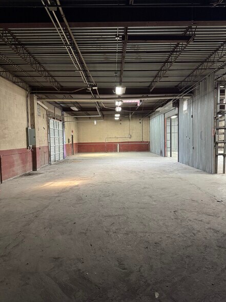 More Photos Of 245 Middle Island Rd, Medford Warehouse For Lease