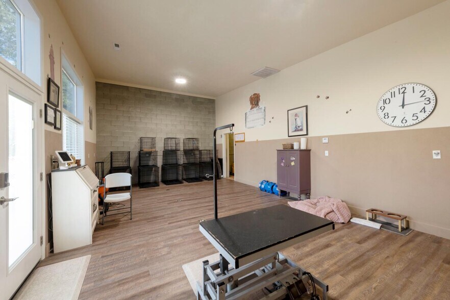 More Photos Of 5951 S Stratler St, Salt Lake City Veterinarian Kennel For Sale