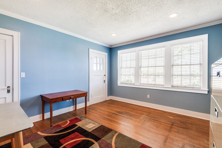More Photos Of 209 S Main St, Lindale Loft Creative Space For Sale