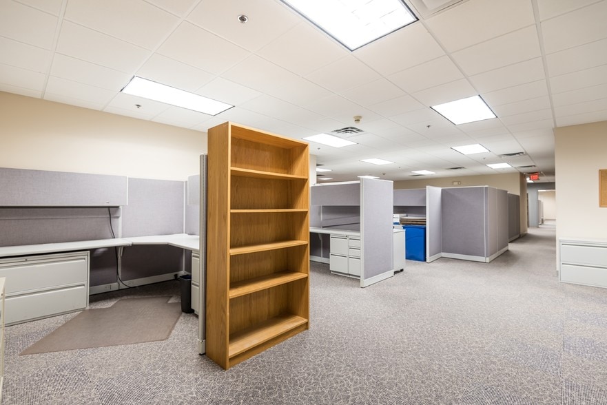 More Photos Of 26 Parkridge Rd, Haverhill Research And Development For Lease