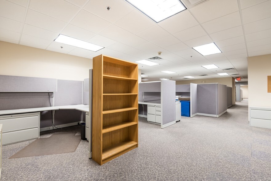 More Photos Of 26 Parkridge Rd, Haverhill Research And Development For Lease