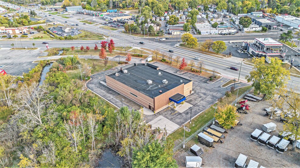 Primary Photo Of 3273 W Huron St, Waterford Drugstore For Lease