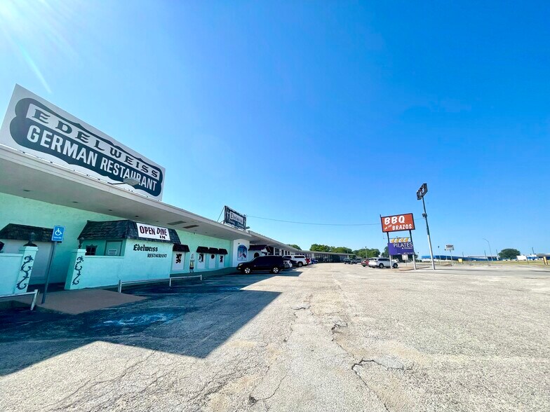 More Photos Of 7201 Camp Bowie Blvd, Fort Worth Freestanding For Lease