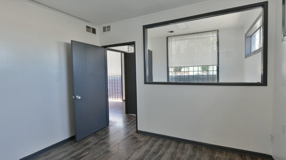 More Photos Of 900 W Hyde Park Blvd, Inglewood Warehouse For Lease