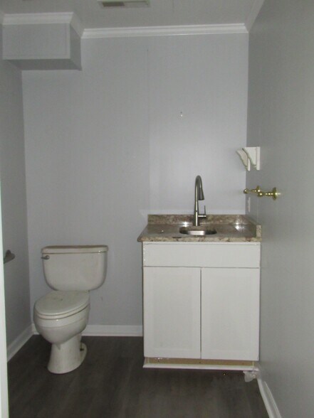 More Photos Of 220 SE Pike Rd, Sumter Garden Center For Lease