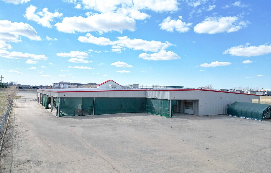 More Photos Of 1545 18th St N, Brandon Showroom For Lease