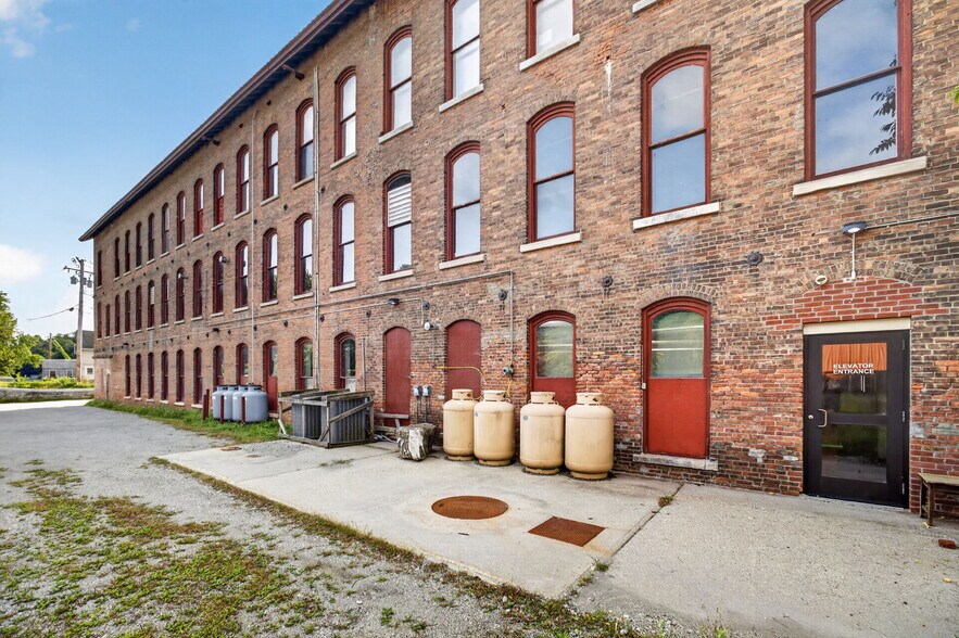 More Photos Of 420 Park St, Housatonic Flex For Sale