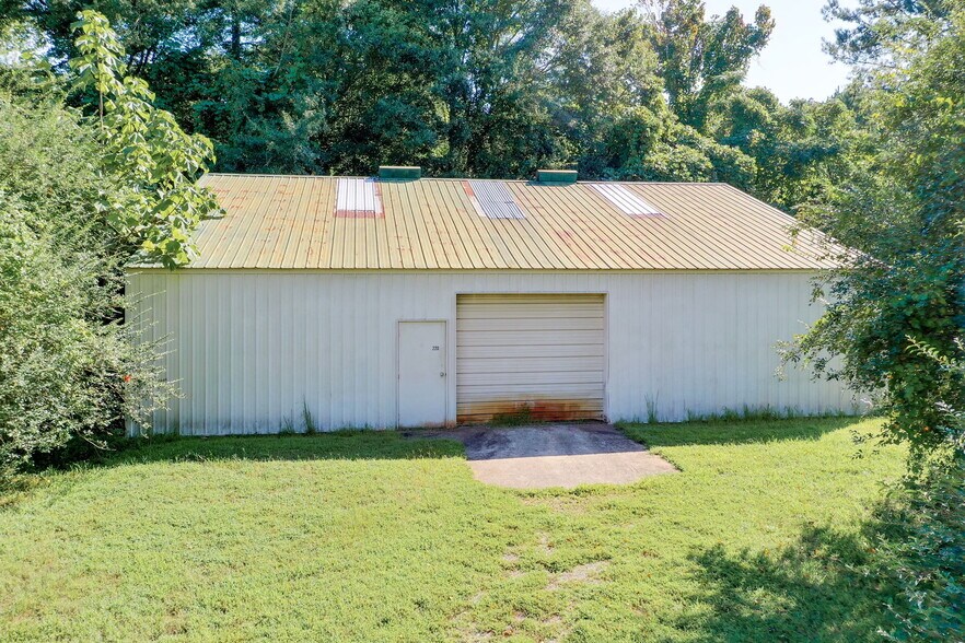 More Photos Of 208 Carolina Dr, Liberty Warehouse For Sale