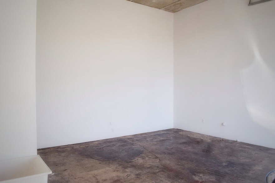 More Photos Of 290 NW 73rd St, Miami Service For Lease