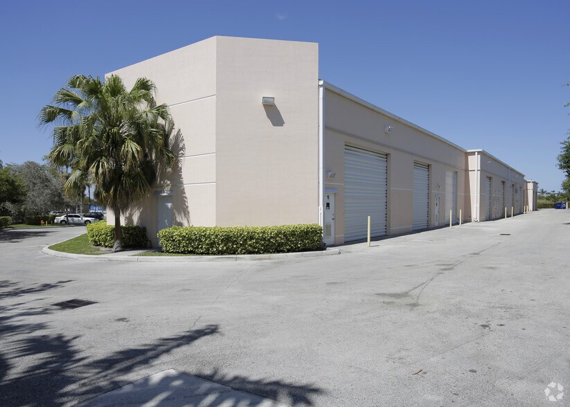 More Photos Of 19301 SW 106th Ave, Miami Showroom For Lease