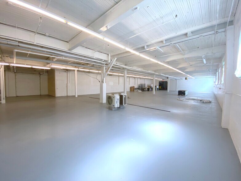 More Photos Of 2424 Rue Des Carrières, Montréal Light Manufacturing For Lease