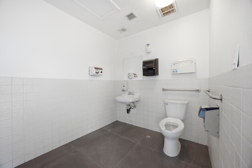 More Photos Of 844 E Sahara Ave, Las Vegas Loft Creative Space For Lease