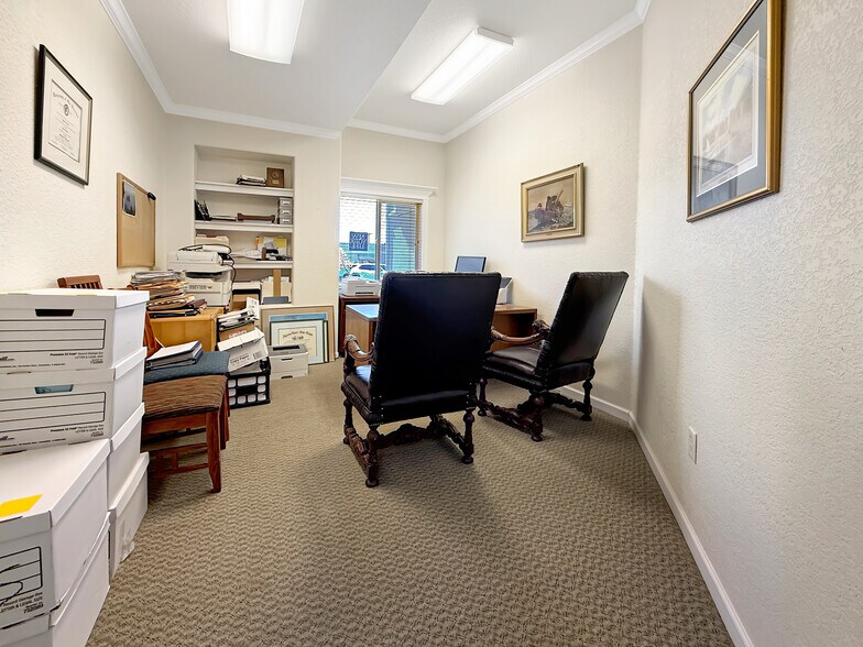 More Photos Of 624 Fleet St, Brookings Office For Sale