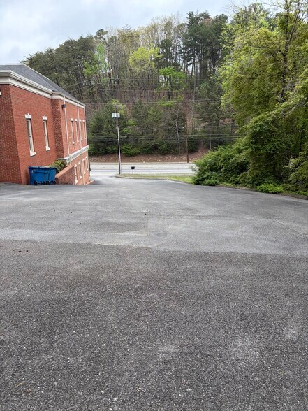 More Photos Of 823 Chickamauga Ave, Rossville Office For Lease