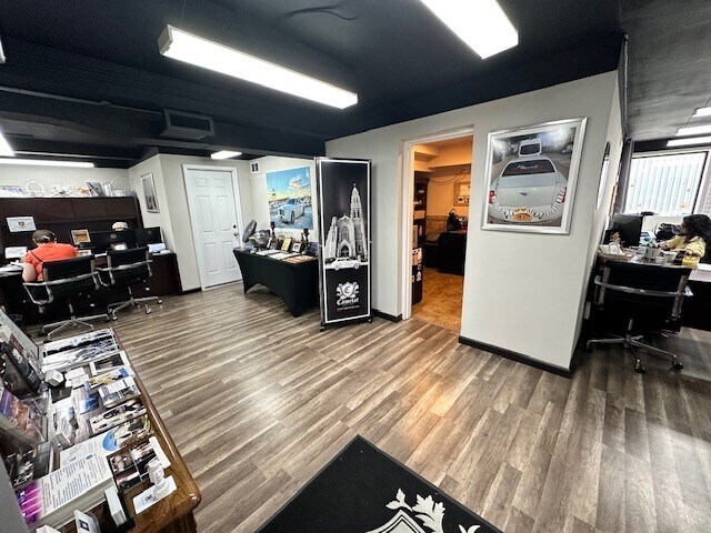 More Photos Of 31 Central Dr, Farmingdale Warehouse For Lease