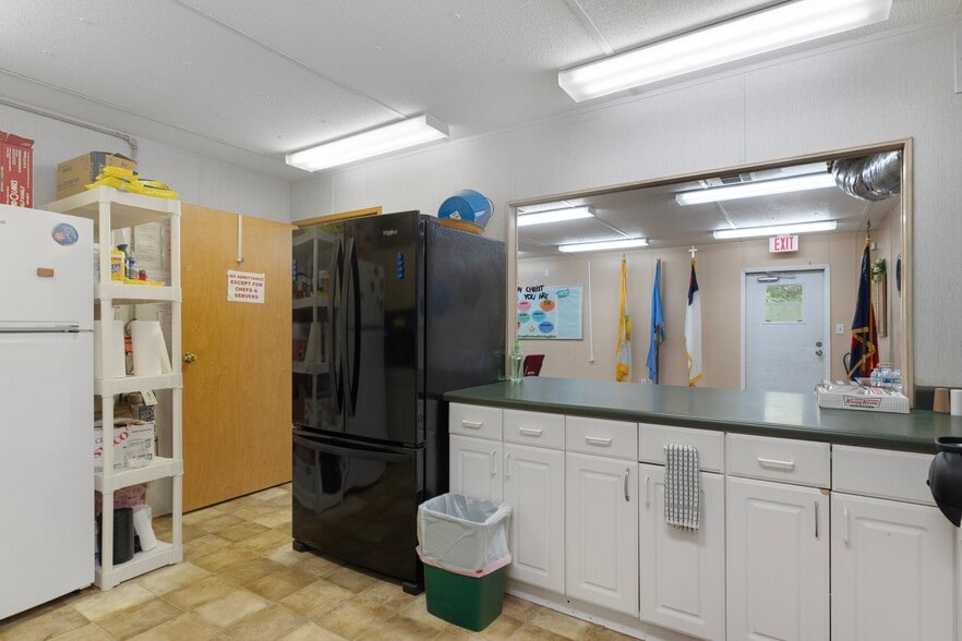 More Photos Of 15464 Cortez Blvd, Brooksville Unknown For Lease