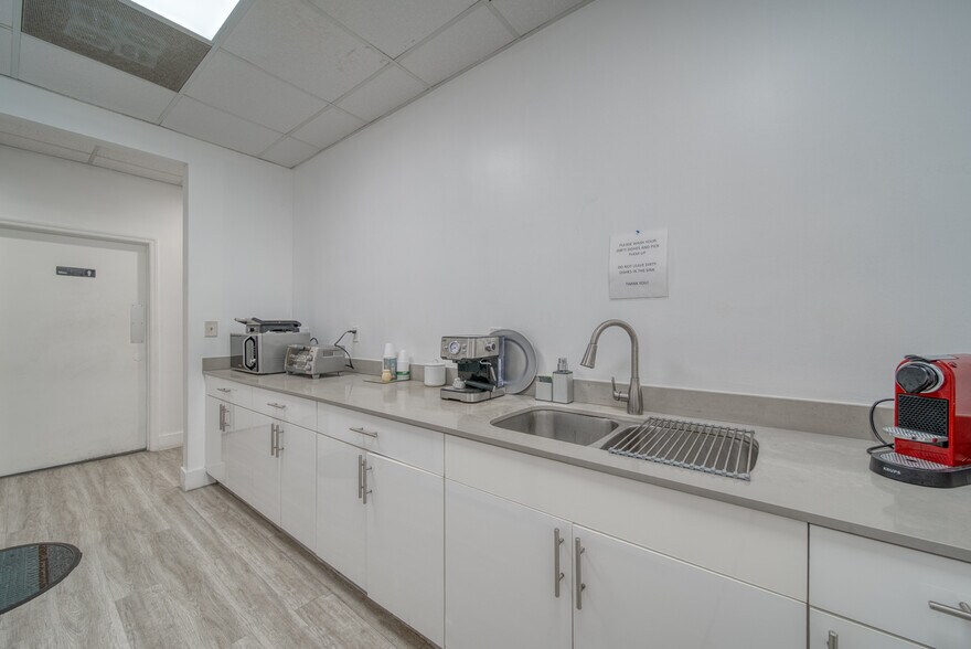 More Photos Of 7500 NW 52nd St, Miami Medical For Lease