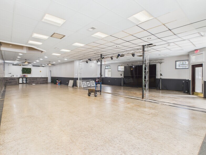 More Photos Of 1800 W Pershing Rd, Chicago Restaurant For Lease