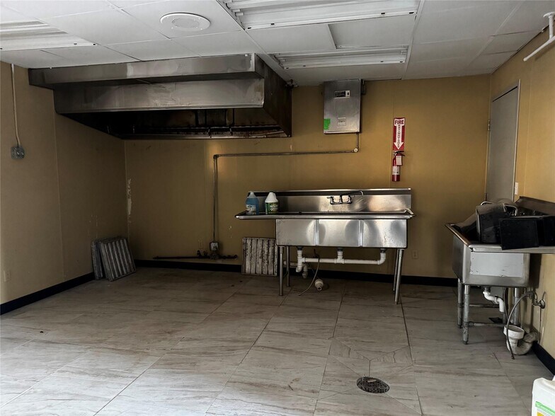 More Photos Of 1808 W Gentry Pky, Tyler Service Station For Sale