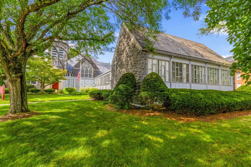 More Photos Of 61 Main St, Unionville Office For Sale