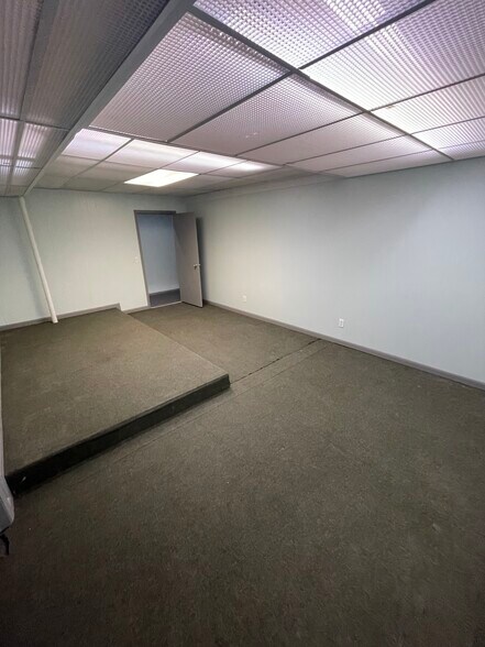 More Photos Of 5107 W University Blvd, Jacksonville Warehouse For Sale