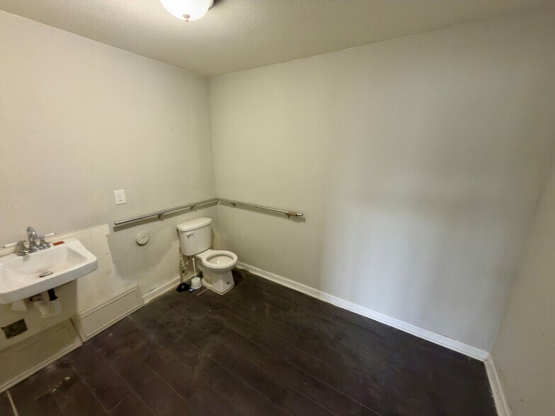 More Photos Of 2000 N Pace Blvd, Pensacola Auto Dealership For Sale