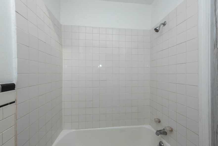 More Photos Of 7231 Harford Rd, Baltimore Storefront Retail Residential For Sale