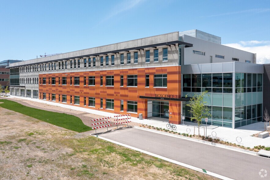 More Photos Of 2115 N Scranton Way, Aurora Light Manufacturing For Lease