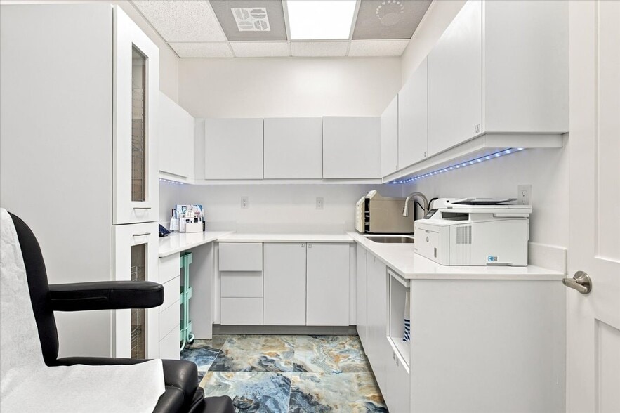 More Photos Of 2920-2950 NE 207th St, Aventura Unknown For Lease