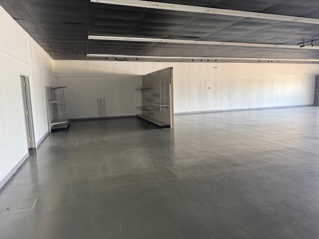 More Photos Of 304 W Mcartor Rd, Dodge City Unknown For Lease