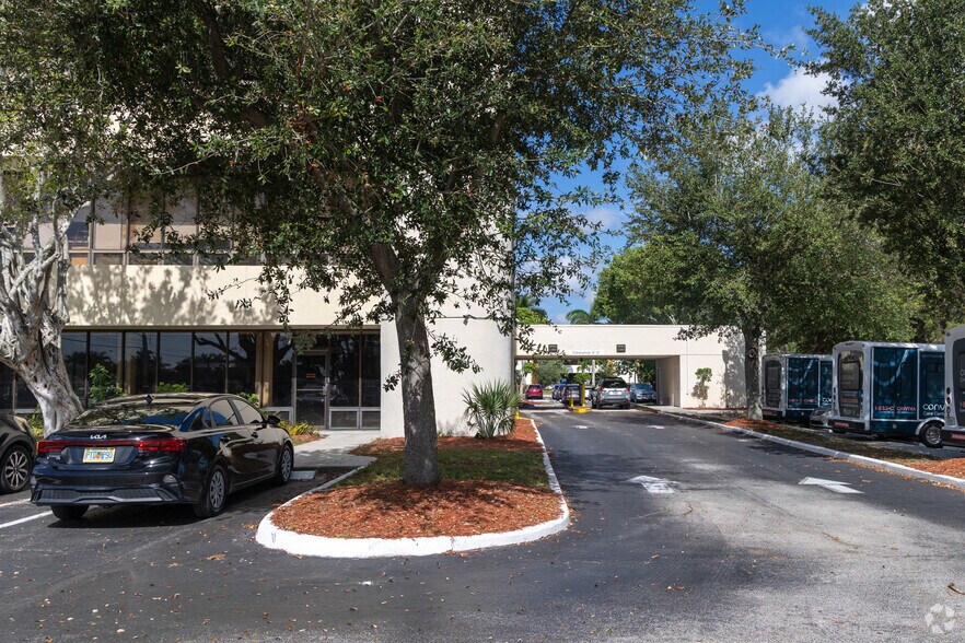 More Photos Of 5849 Okeechobee Blvd, West Palm Beach Office For Lease