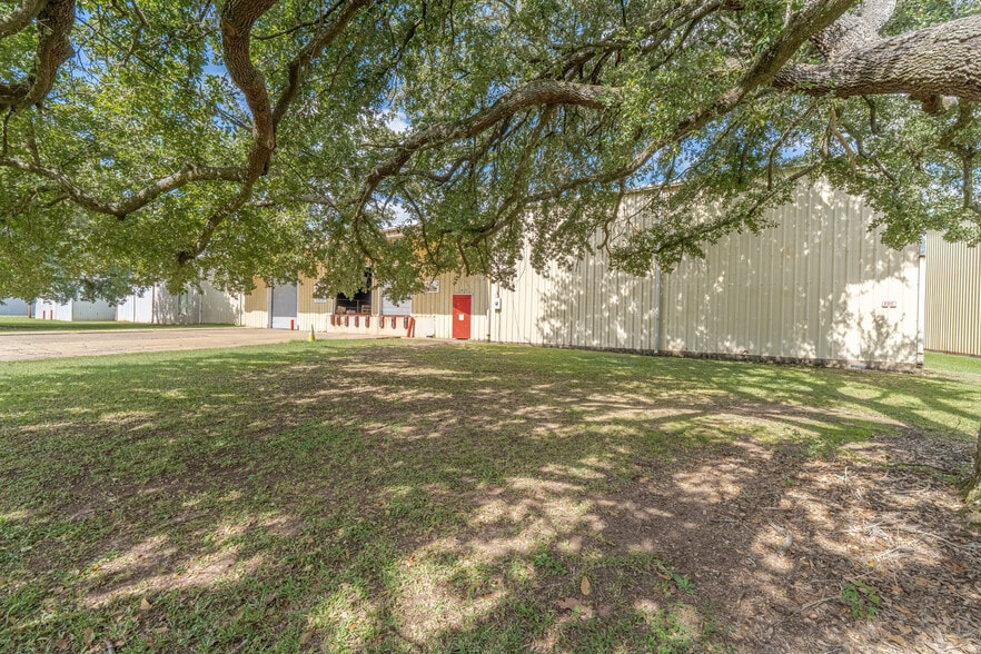 More Photos Of 4612 Richard Ave, Alexandria Warehouse For Lease