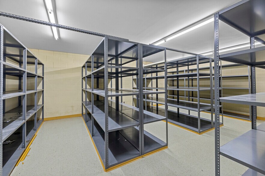 More Photos Of 501 N Olympic Ave, Arlington Bank For Lease