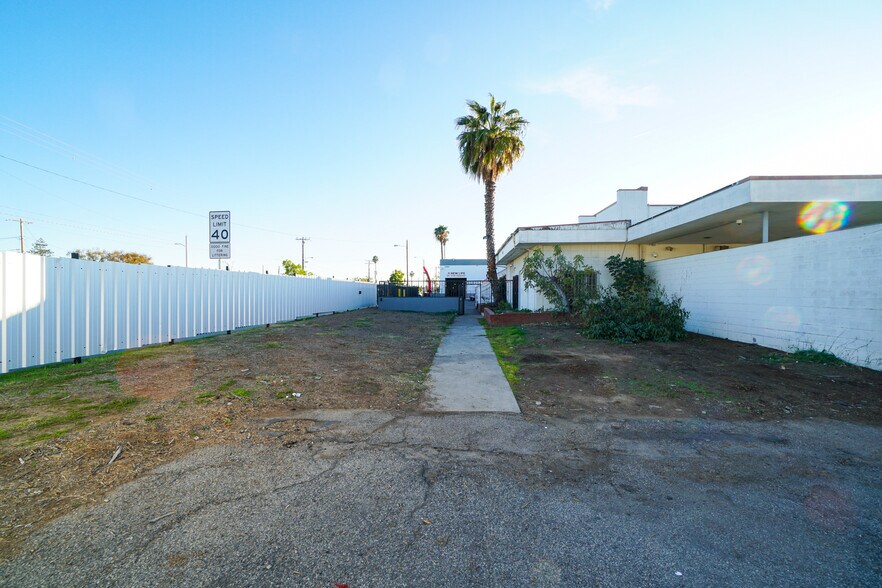 More Photos Of 13501 S Main St, Los Angeles Warehouse For Lease